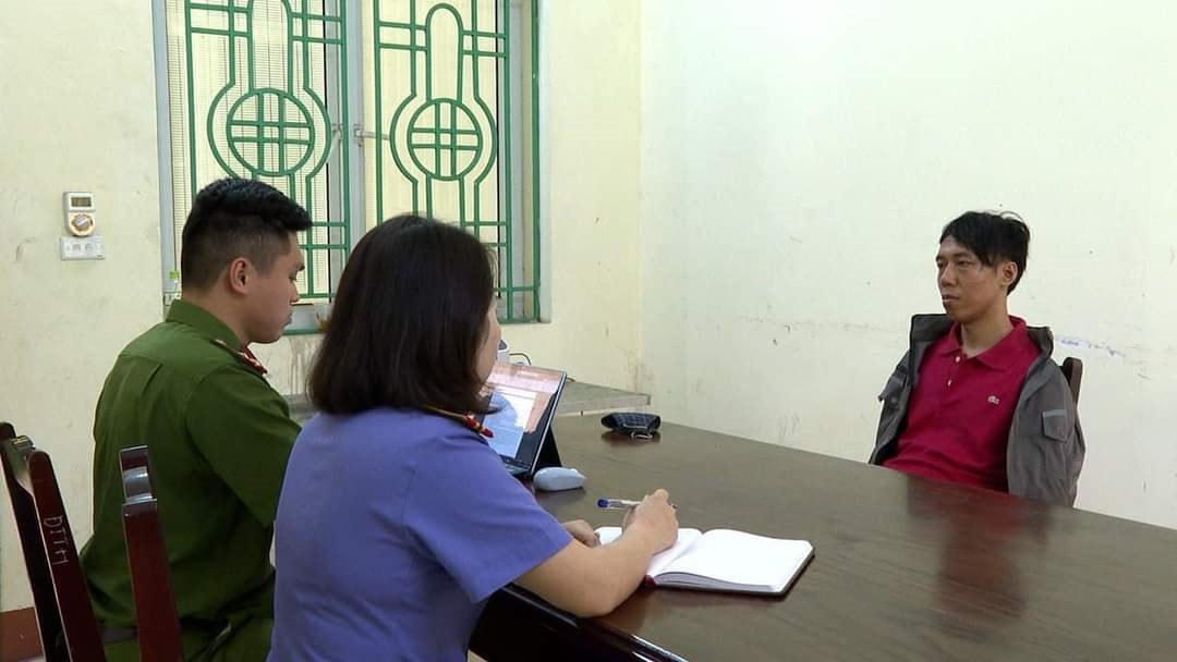 Nghi phạm Minh đang làm việc với CQĐT. Ảnh: Nguyễn Chung.