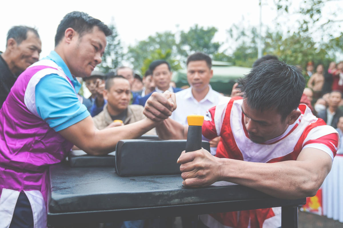 Với tinh thần cầu may mắn, thắng lợi đầu năm mới, các vận động viên đều thi đấu hết mình, phô diễn những kỹ năng vật tay độc đáo.