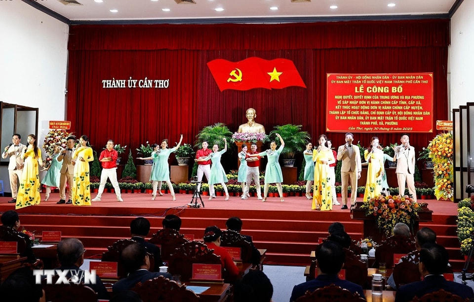 Tiết mục văn nghệ chào mừng tại Lễ công bố Nghị quyết. (Ảnh: Doãn Tấn/TTXVN)