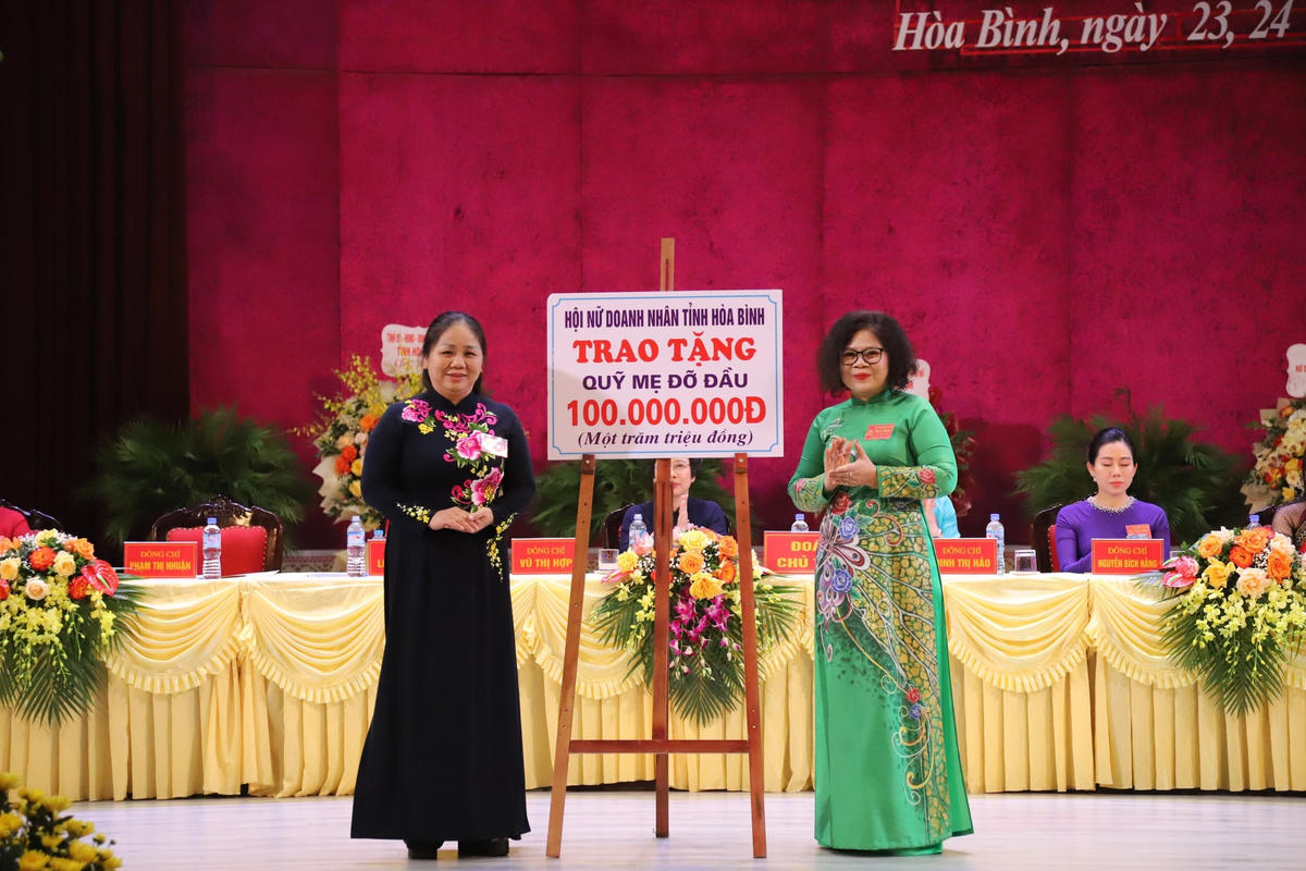Hội nữ doanh nhân tỉnh Hòa Bình trao tặng 100 triệu đồng cho Qũy Mẹ đỡ đầu.
