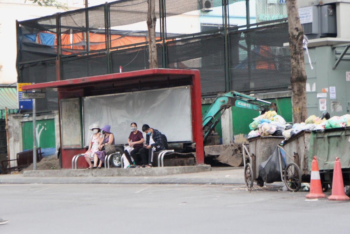 ẢNH: Nhếch nhác, hôi hám như nhà chờ xe buýt giữa Thủ đô