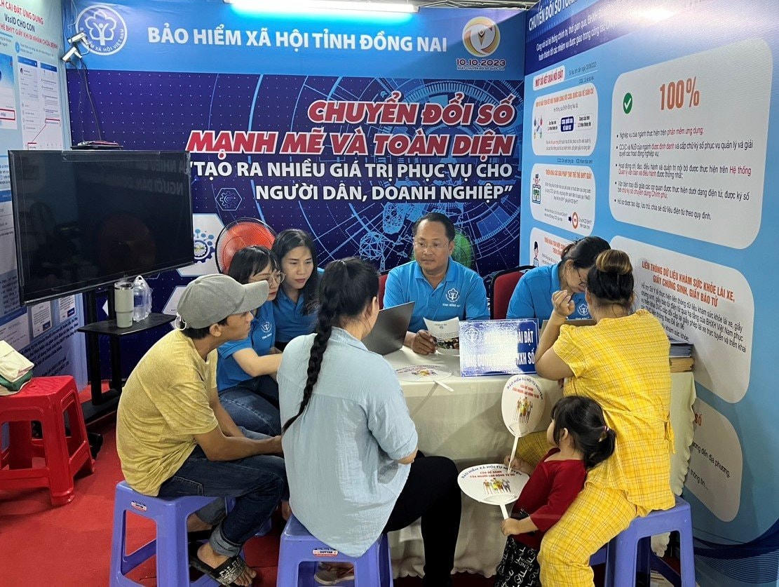 Cán bộ BHXH tỉnh Đồng Nai tư vấn và hướng dẫn người dân cài đặt VsID