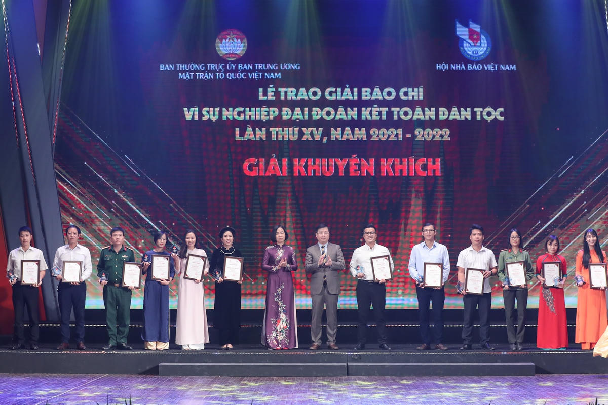 Ông Nguyễn Thanh Lâm, Thứ trưởng Bộ Thông tin và Truyền thông và bà Vũ Việt Trang, Tổng Giám đốc Thông tấn xã Việt Nam trao giải cho tác giả, nhóm tác giả đoạt giải khuyến khích. Ảnh: Quang Vinh.