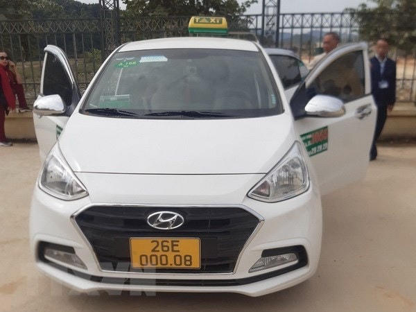 Chiếc xe taxi mà tài xế tử vong bên trong dừng đỗ trong khuôn viên di tích Sở Chỉ huy Chiến dịch Điện Biên Phủ. (Ảnh: TTXVN phát).
