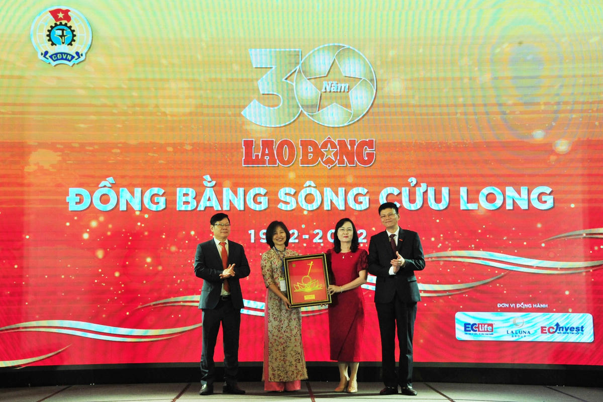 Bà Lê Thị Ái Nam, Phó Bí thư tỉnh uỷ Bạc Liêu trao quà lãnh đạo Ban biên tập Báo Lao Động.