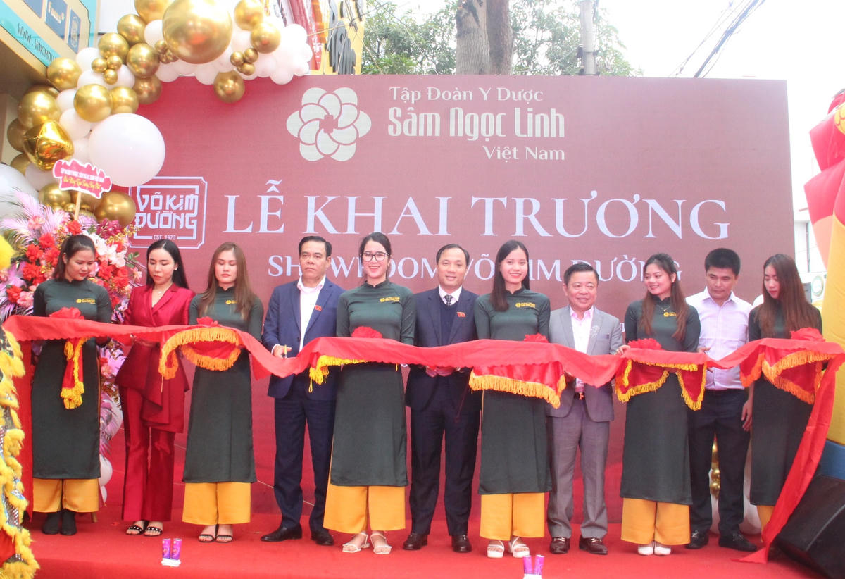 Lãnh đạo tỉnh Hà Tĩnh và Tập đoàn Y Dược Sâm Ngọc Linh Việt Nam cắt băng khai trương Showroom TP Hà Tĩnh.