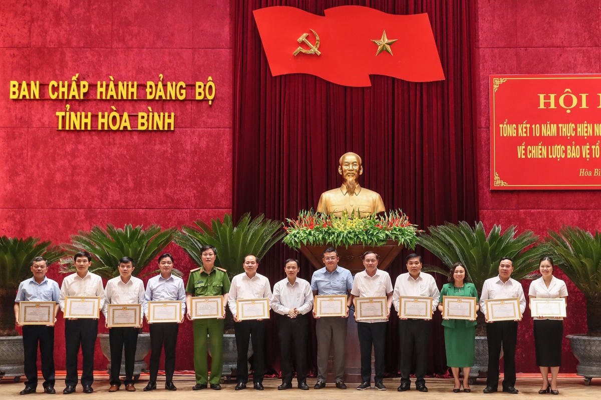 Ông Bùi Văn Khánh, Phó Bí thư Tỉnh ủy, Chủ tịch UBND tỉnh Hòa Bình trao Bằng khen cho các cá nhân có thành tích xuất sắc trong 10 năm thực hiện Nghị quyết Trung ương 8 khóa XI về Chiến lược bảo vệ Tổ quốc trong tình hình mới giai đoạn 2013-2022.