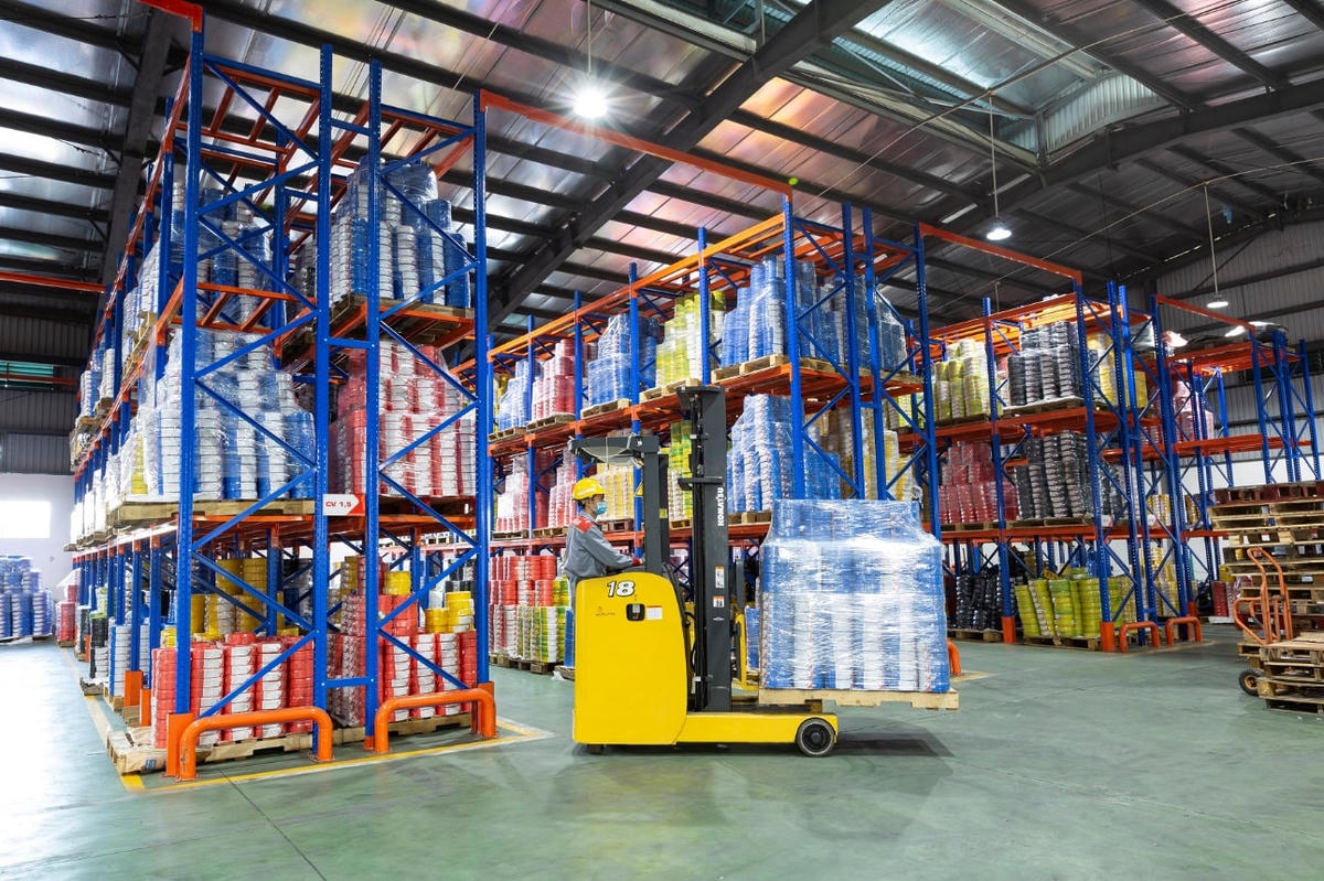 Bên trong nhà máy CADIVI.