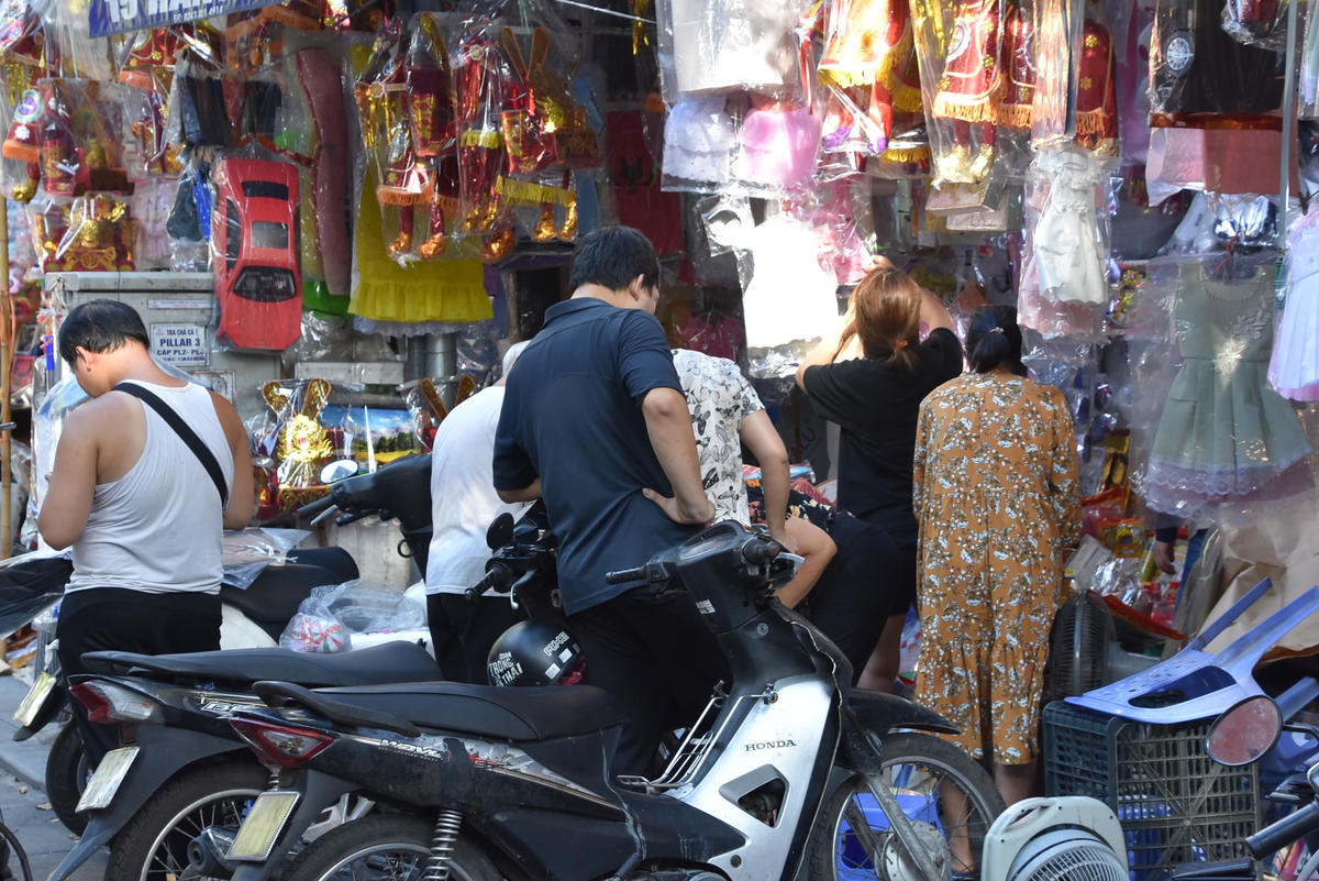 Càng cận kề ngày Lễ Vu lan, lượng khách mua vàng mã tại đây càng tăng lên. 
