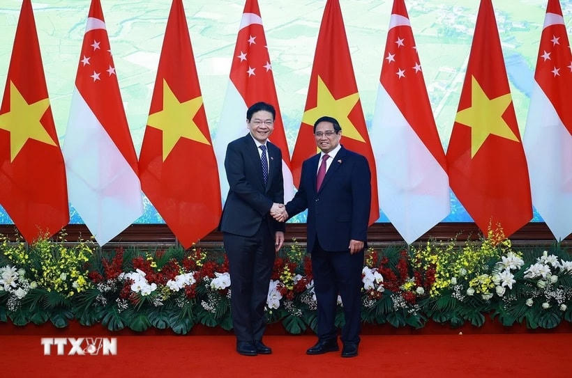 Thủ tướng Phạm Minh Chính và Thủ tướng Singapore Lawrence Wong chụp ảnh chung trước hội đàm. (Ảnh: Dương Giang/TTXVN)