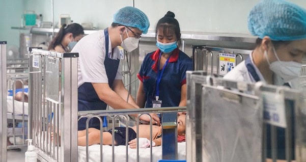Chăm sóc trẻ nhiễm virus hợp bào hô hấp tại Bệnh viện Nhi trung ương. Ảnh: TL.