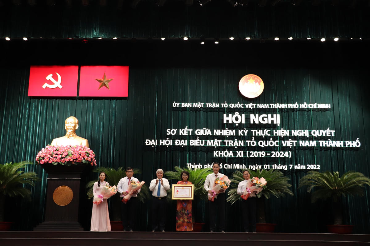 Ông Đỗ Văn Chiến trao tặng Huân chương Lao động hạng Nhì tặng Ủy ban MTTQ Việt Nam TP HCM.