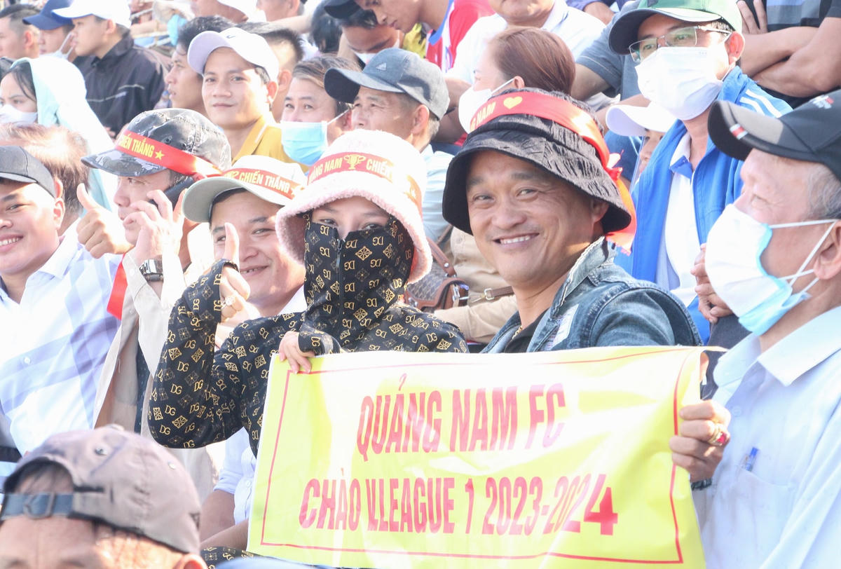 CĐV mang băng rôn cổ vũ CLB Bóng đá Quảng Nam.
