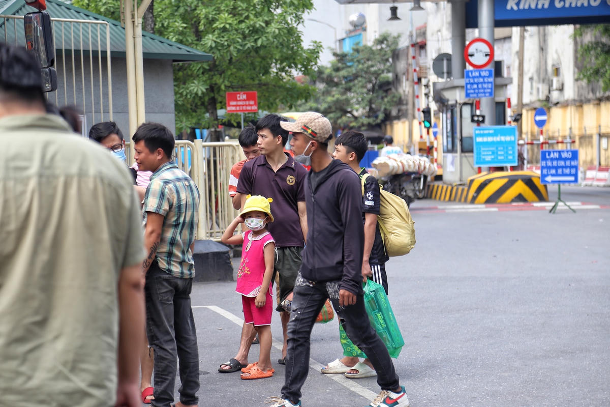 Nhiều người quay trở lại Hà Nội sớm để tránh tắc đường nên ngày từ đầu giờ chiều nay các bến xe đều đã trở nên đông đúc. 