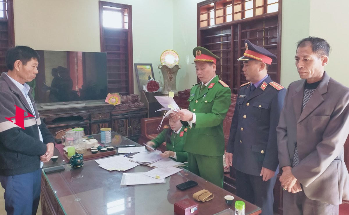 Ông Nguyễn Xuân Phượng, Giám đốc Công ty Tân Hải nghe lệnh khởi tố bị can.