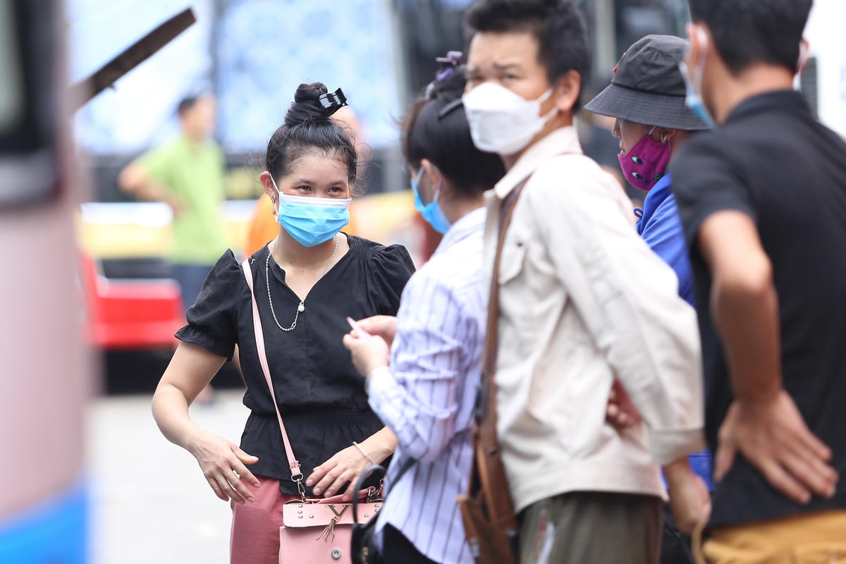 Do thời tiết nắng nóng nên nhiều hành khách tỏ ra khá mệt mỏi.