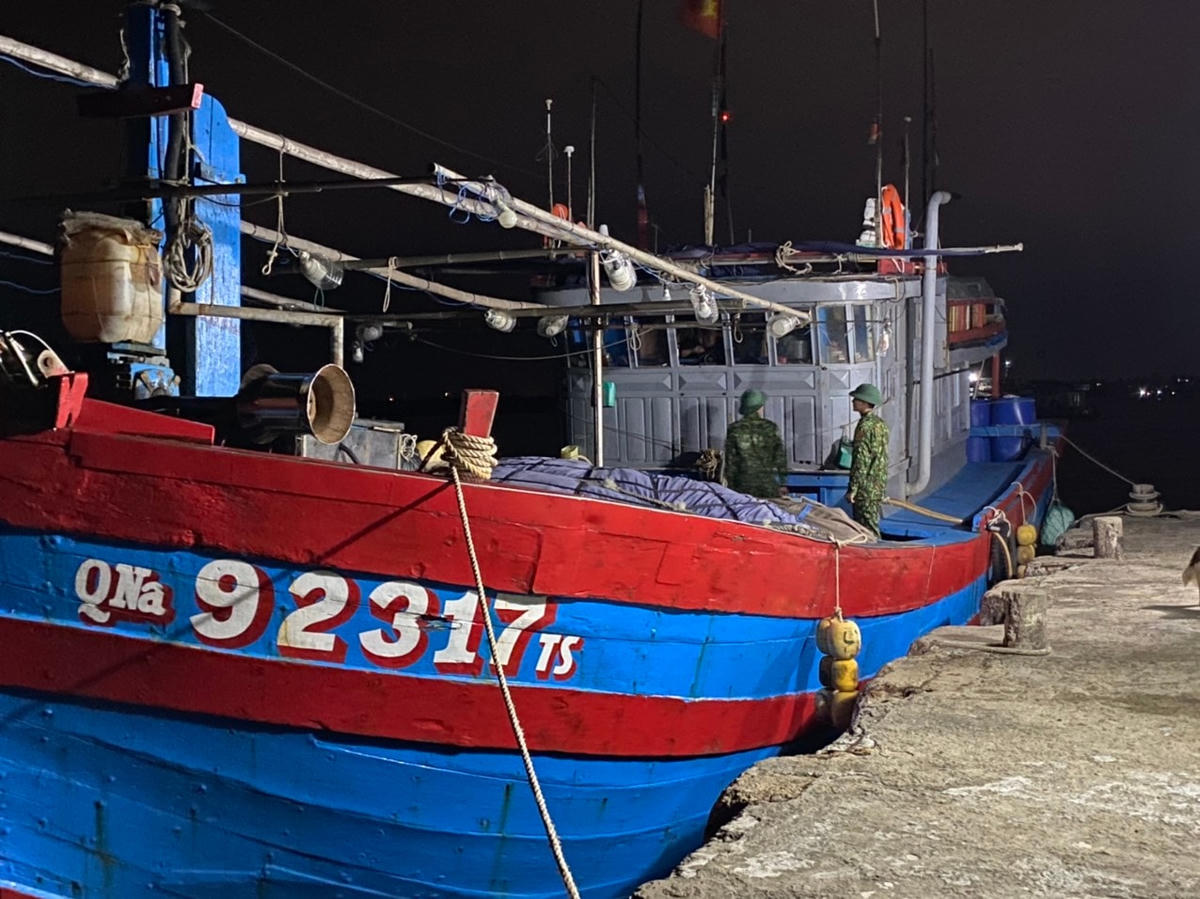Lực lượng chức năng huy động tàu cá hỗ trợ đưa tàu bị nạn vào bờ.