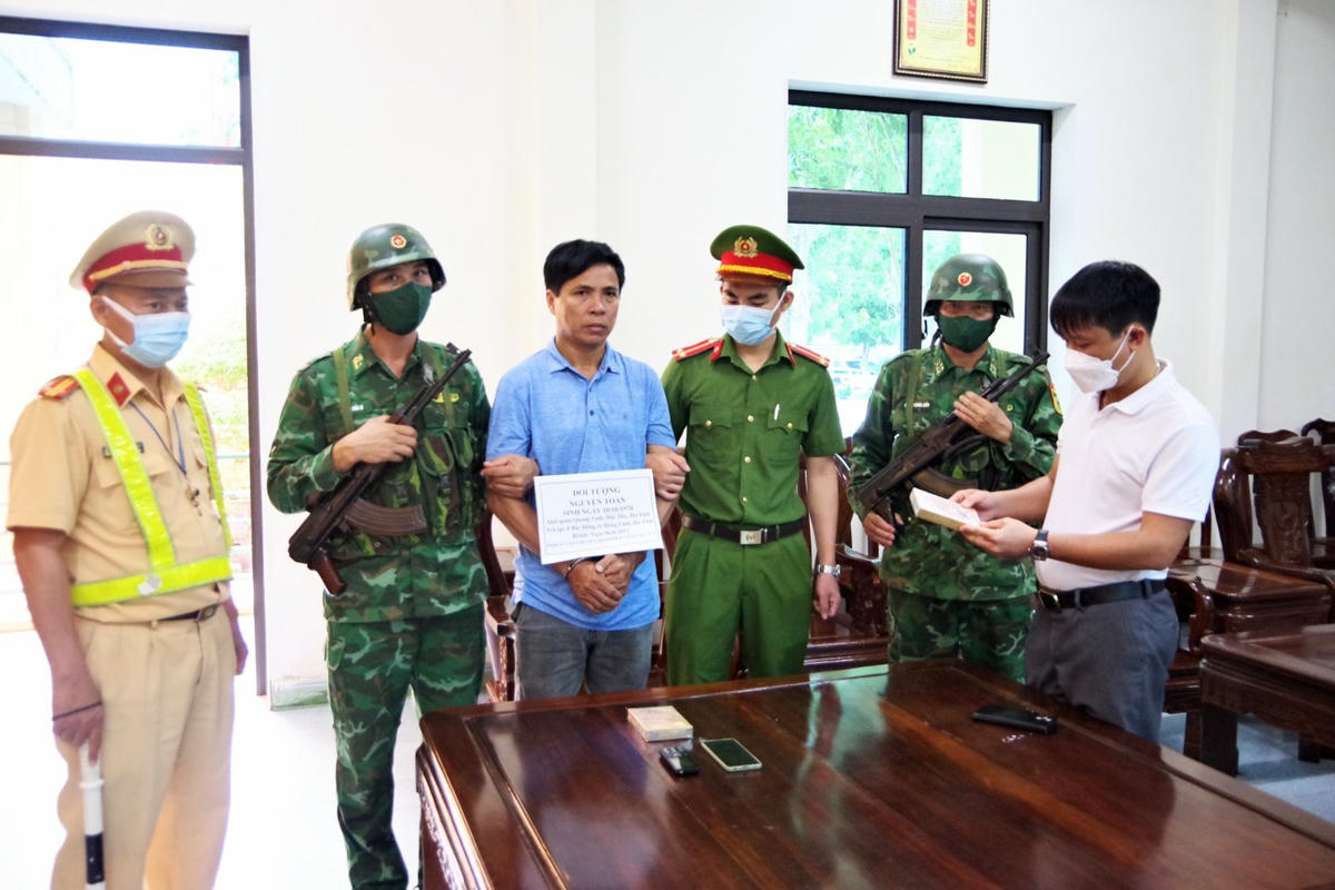 Đối tượng Nguyễn Toàn cùng tang vật 2 bánh heroin.