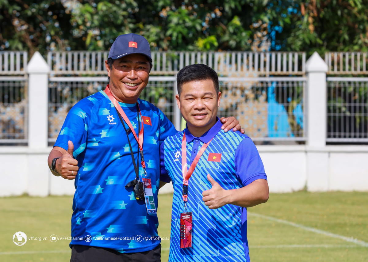 HLV Trần Minh Chiến và Trưởng đoàn U16 Việt Nam Trần Văn Quỳnh. Ảnh: VFF.