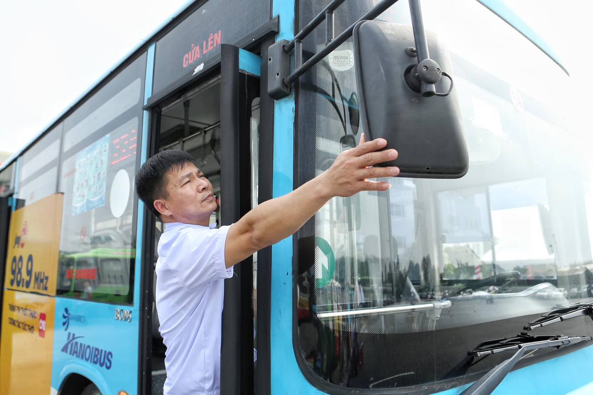 Tuyển thủ điều chỉnh lại gương xe trước khi bước vào phần thi.