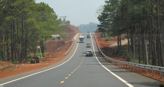 Tại quy hoạch phát triển mạng lưới đường bộ thời kỳ 2021 - 2030, tầm nhìn đến năm 2050 vừa được Thủ tướng Chính phủ phê duyệt sẽ quy hoạch chuyển khoảng 650 km đường quốc lộ thành đường địa phương.