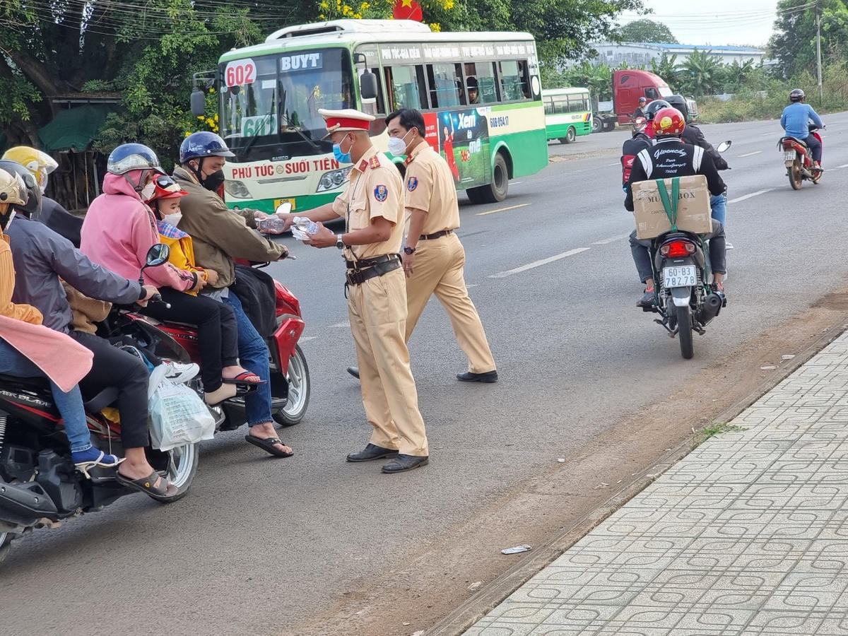 Việc phát nước, khăn lạnh miễn phí của Đội CSGT số 2 là việc làm ý nghĩa chia sẻ cùng bà con trên đường về quê đón Tết. 