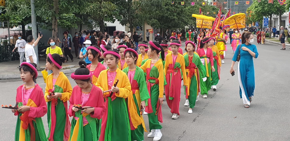 Đường phố ngập tràn âm thanh, màu sắc của lễ hội.