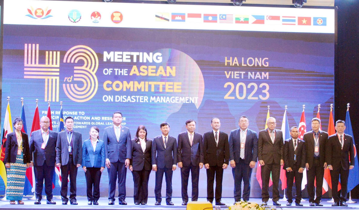 Các đại biểu chụp hình lưu niệm tại Hội nghị thường niên lần thứ 43 của Ủy ban ASEAN về quản lý thiên tai. 