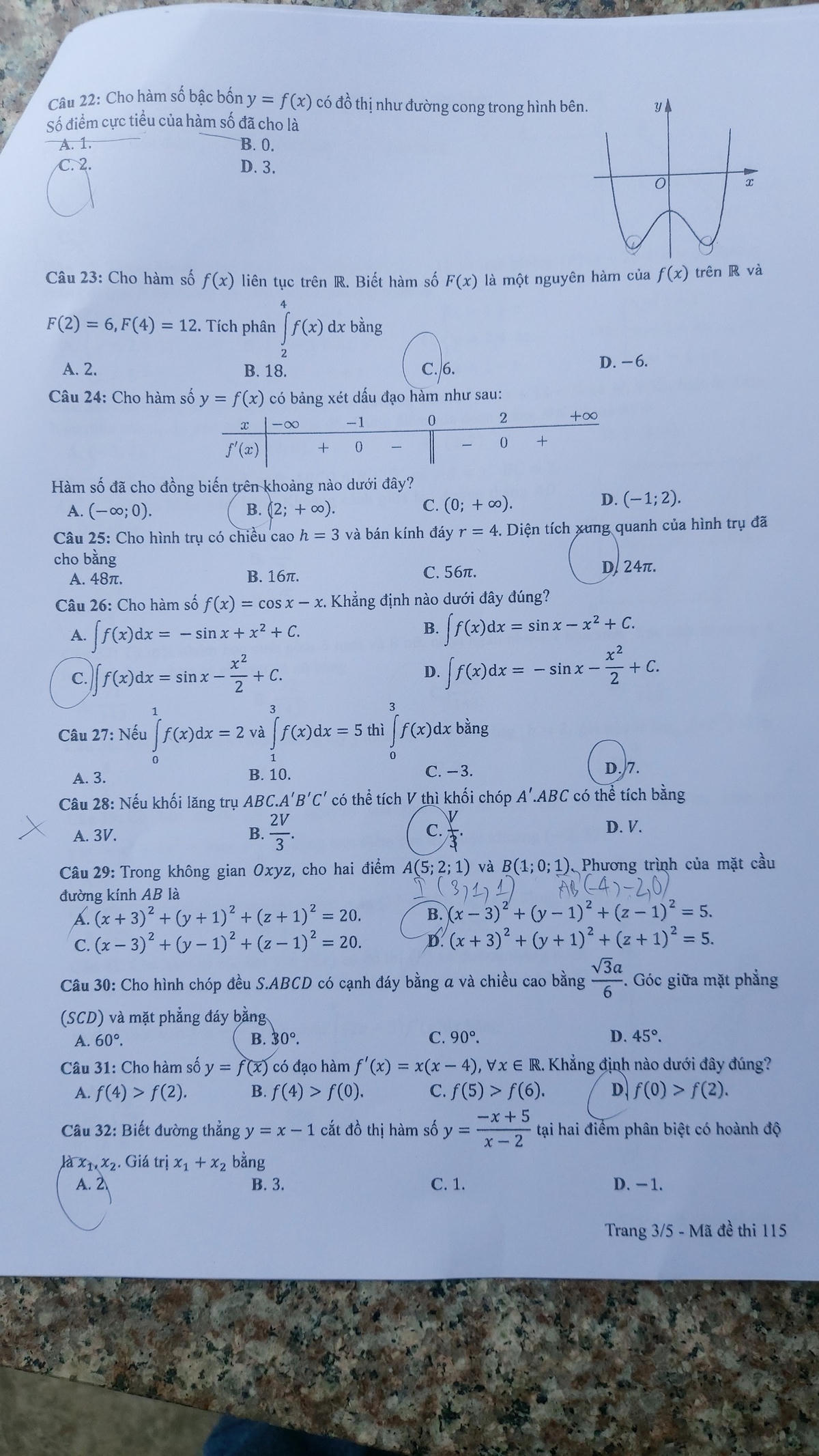 Nhiều thí sinh hào hứng bước ra từ phòng thi môn Toán