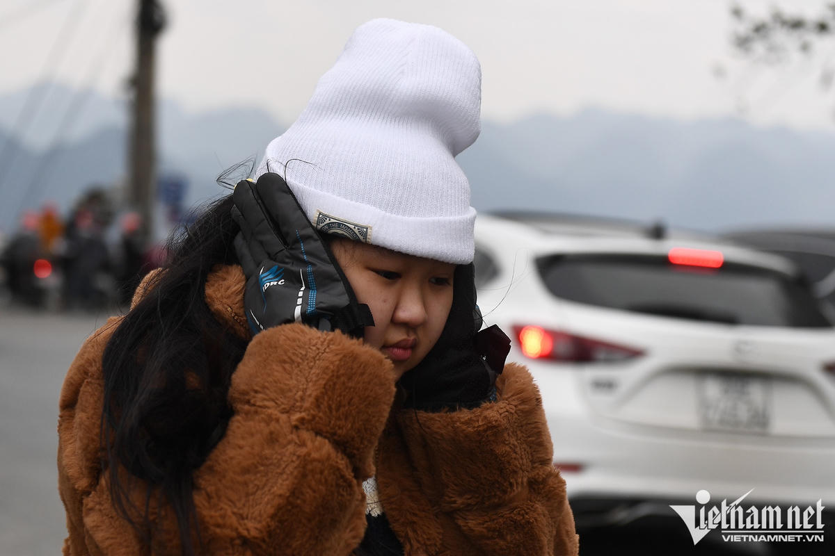 Du khách sốc nhiệt vì gió lạnh 4 độ C ngày Tết ở cổng trời Quản Bạ