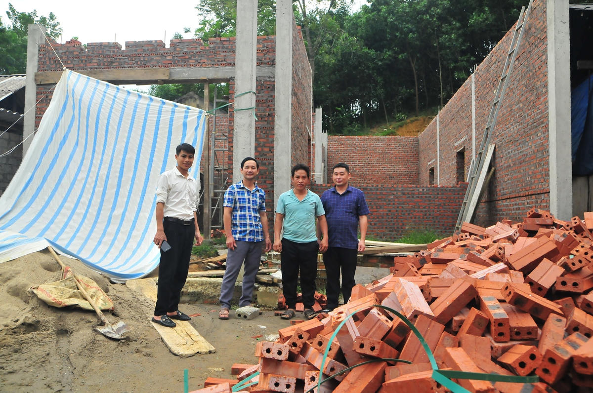 Anh Hoàng Văn Nam, 37 tuổi dân tộc Mông (thứ hai bên phải, thôn Tân An, xã Đông Thọ) xây mới nhà cùng nguồn vốn hỗ trợ từ Chương trình MTQG. Ảnh Xuân Trường.