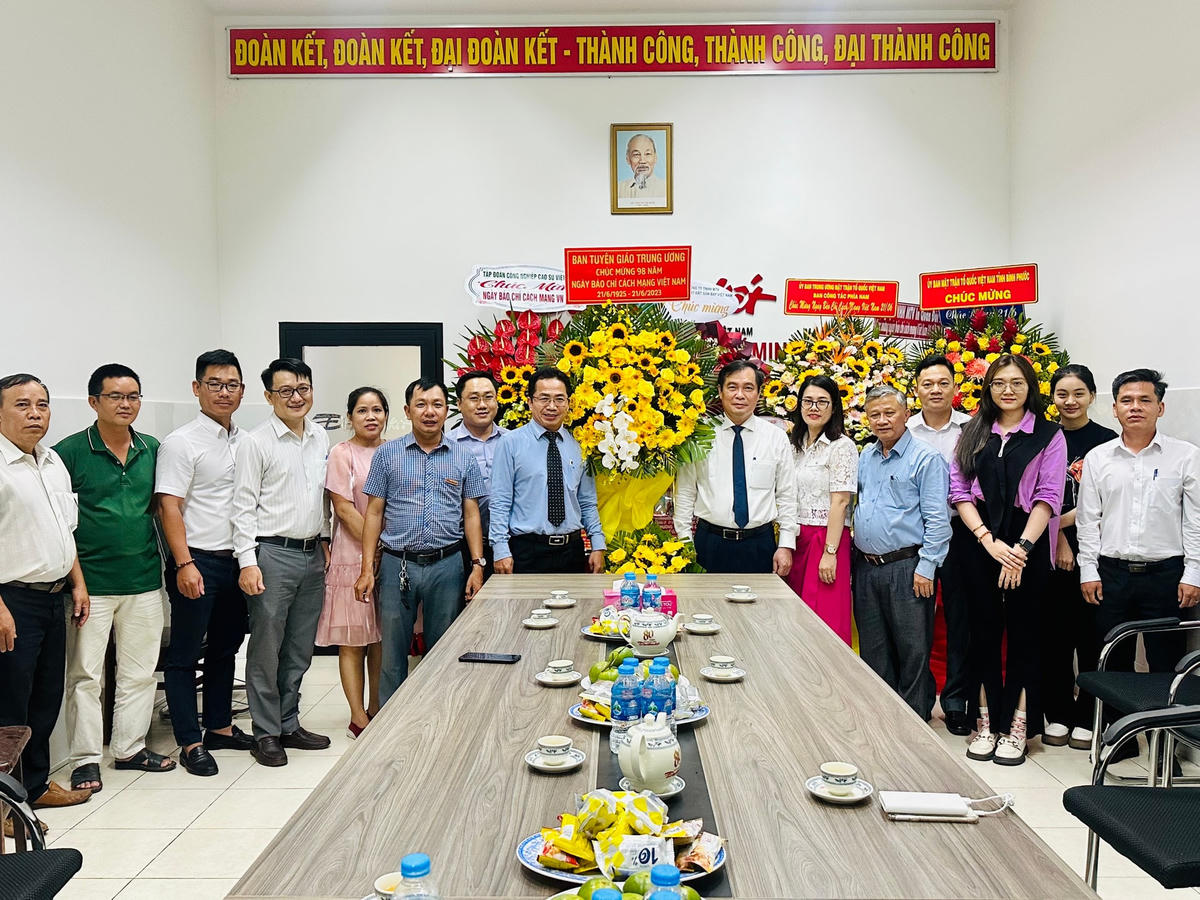 Lãnh đạo  Ban Tuyên giáo Trung ương chụp ảnh lưu niệm cùng tập thể cán bộ, phóng viên, nhân viên Ban Đại diện báo Đại Đoàn Kết tại TP HCM.
