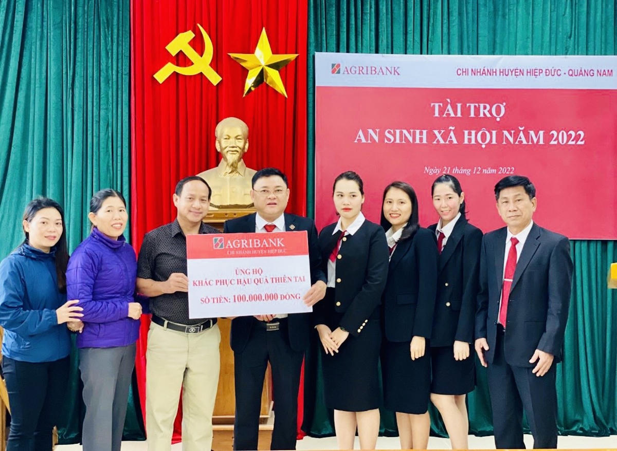 Đại diện Ngân hàng Agribank CN Quảng Nam trao hỗ trợ cho người dân huyện Hiệp Đức.