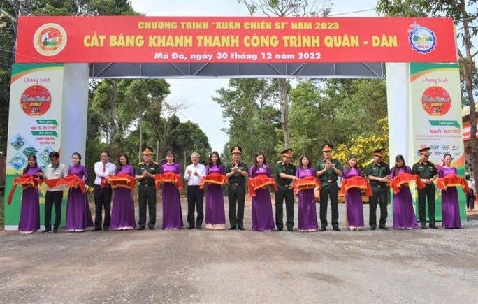 Cắt băng khánh thành công trình quân – dân. Ảnh: CTV.