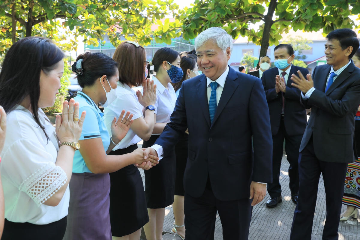 Bí thư Trung ương Đảng, Chủ tịch UBTƯ MTTQ Việt Nam Đỗ Văn Chiến thăm Trường song ngữ Lào - Việt Nam Nguyễn Du. Ảnh: Quang Vinh.