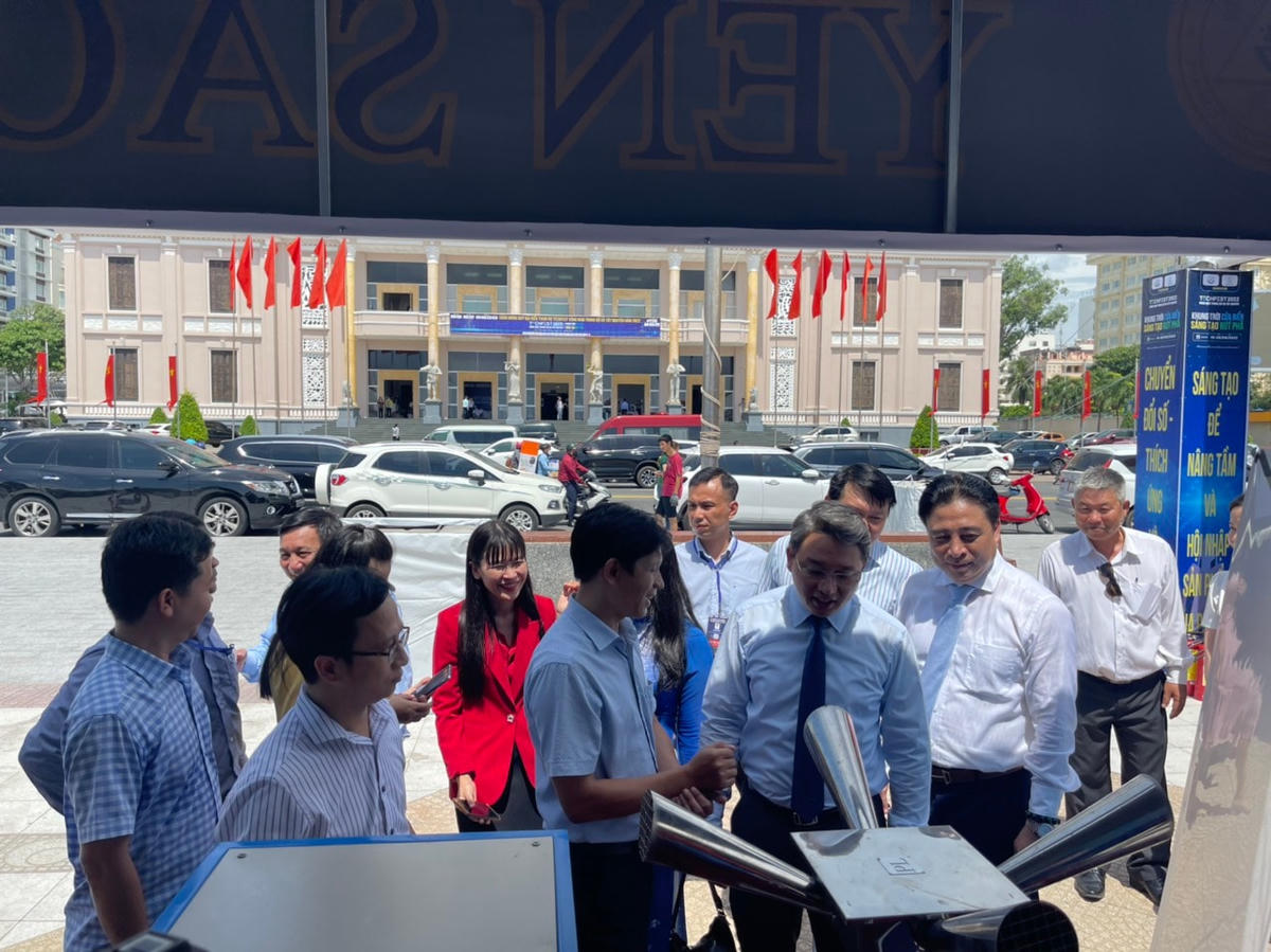 Ông Trần Văn Tùng - Thứ trưởng Bộ Khoa học và Công nghệ cùng đoàn Lãnh đạo tỉnh Khánh Hòa tham quan tại gian hàng.
