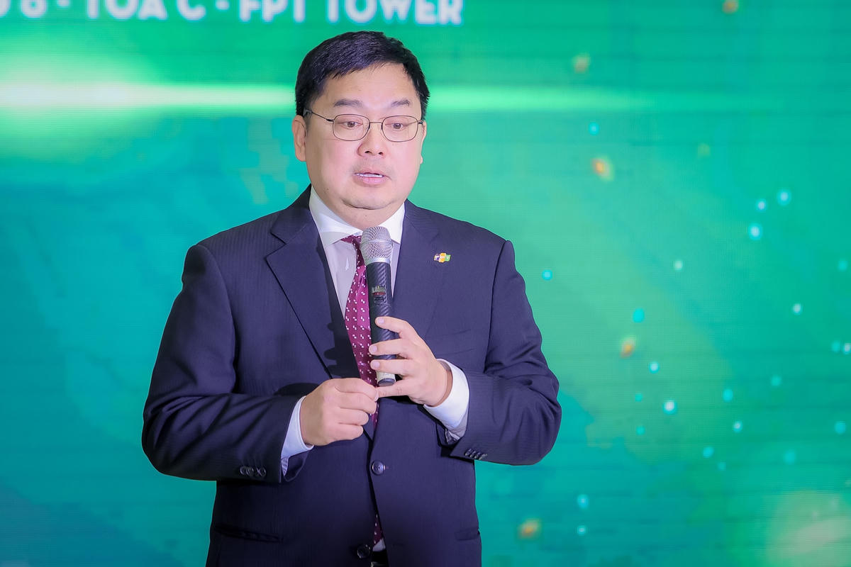 Chủ tịch FPT Telecom Hoàng Nam Tiến chia sẻ niềm vui khi ký kết hợp tác với VPF.