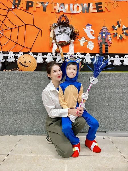 Khác với nhiều đồng nghiệp, Lưu Đê Ly lên đồ cùng con trai dự tiệc Halloween ở trường.