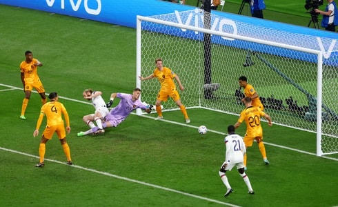 Gakpo phá bóng trước vạch vôi sau pha dứt điểm của TIm Ream.