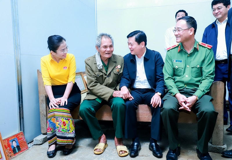 Trước lúc bàn giao nhà cho hộ nghèo, Đoàn công tác tỉnh Nghệ An đến khảo sát thực tế tại bản Hồng Tiến, xã Chiêu Lưu; thăm hỏi, động viên gia đình ông Vi Văn Thơm là hộ nghèo đặc biệt khó khăn mất sức lao động và các hộ nghèo được hỗ trợ xây dựng nhà ở.