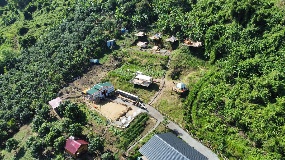 Khu lều trại dưới hình thức Glamping được cắm sâu vào lưng chừng đồi. Ảnh: Mạnh Thìn.