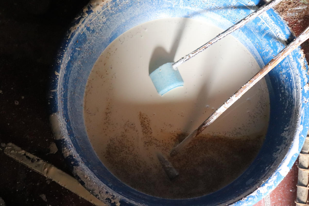 Vào dịp cận Tết, nguồn nguyên liệu làm bánh thường sẽ tăng giá nên giá bánh từ đó cũng tăng theo. Tuy nhiên, do là sản phẩm đã có thương hiệu nên lượng thương lái đổ về để thu mua rất đông. Hiện tại, nhà bà Diệp đã huy động cả nhà tham gia làm bánh nhưng cũng không đủ số lượng để cung cấp cho thương lái.