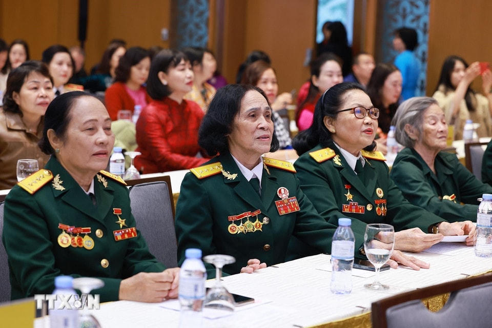 Các đại biểu nữ Anh hùng lực lượng vũ trang nhân dân, nữ Anh hùng lao động tham dự buổi gặp. (Ảnh: Dương Giang/TTXVN)