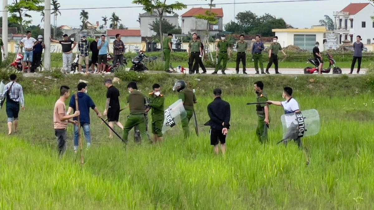 Người dân và Công an huyện Nga Sơn cùng nhau vây bắt tên trộm.