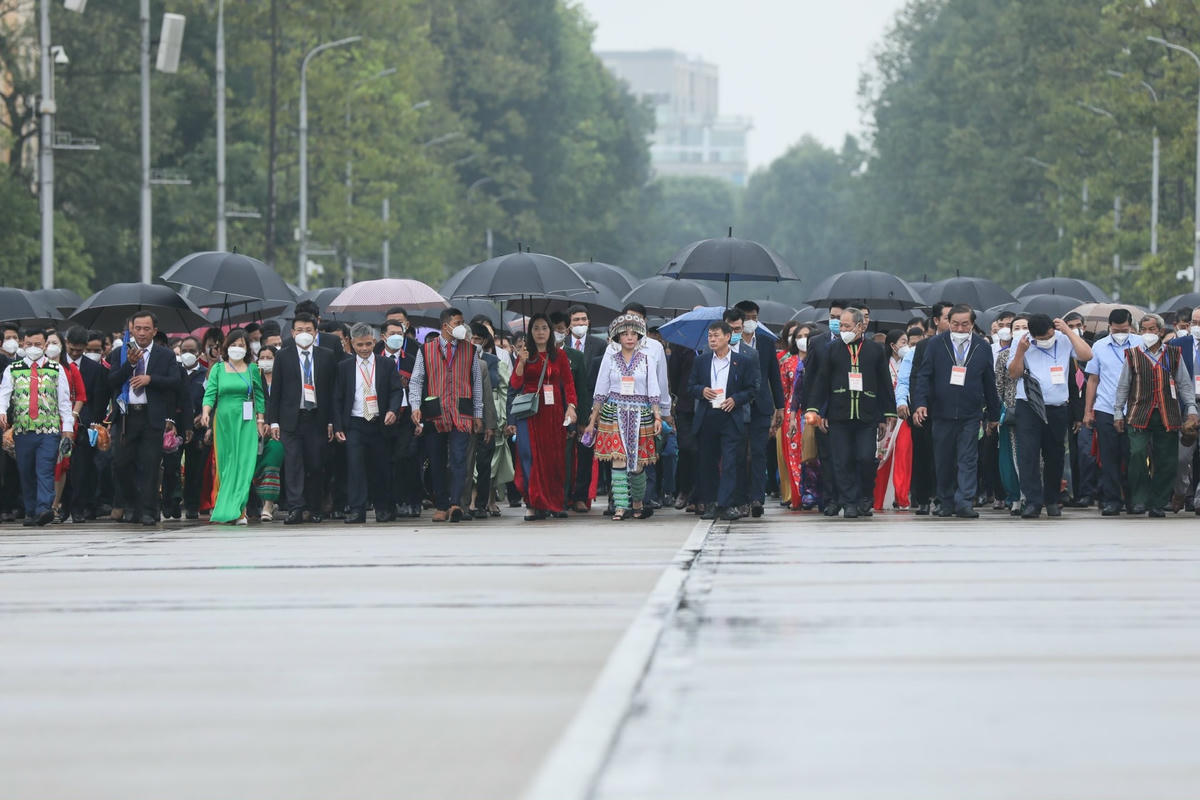 Các đại biểu tham dự Lễ báo công và vào Lăng viếng Chủ tịch Hồ Chí Minh.