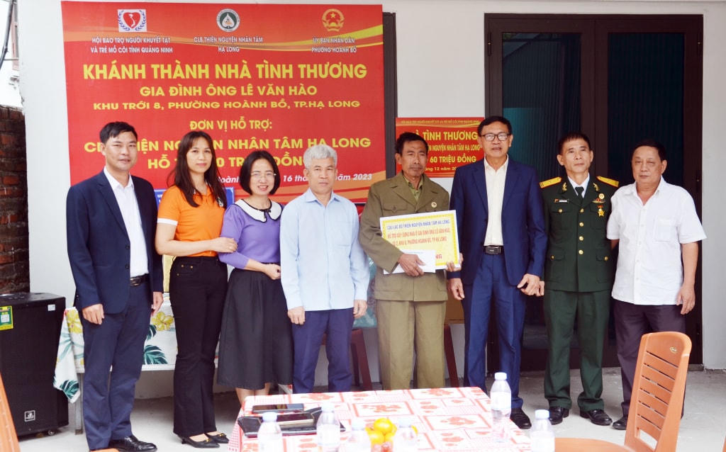 Hội Bảo trợ NKT-TMC tỉnh; CLB Thiện nguyện Nhân Tâm Hạ Long, các cấp, phường Hoành Bồ trao hỗ trợ tặng quà cho ông Lê Văn Hòa, Khu Trới 8, phường Hoành Bồ (TP Hạ Long). 