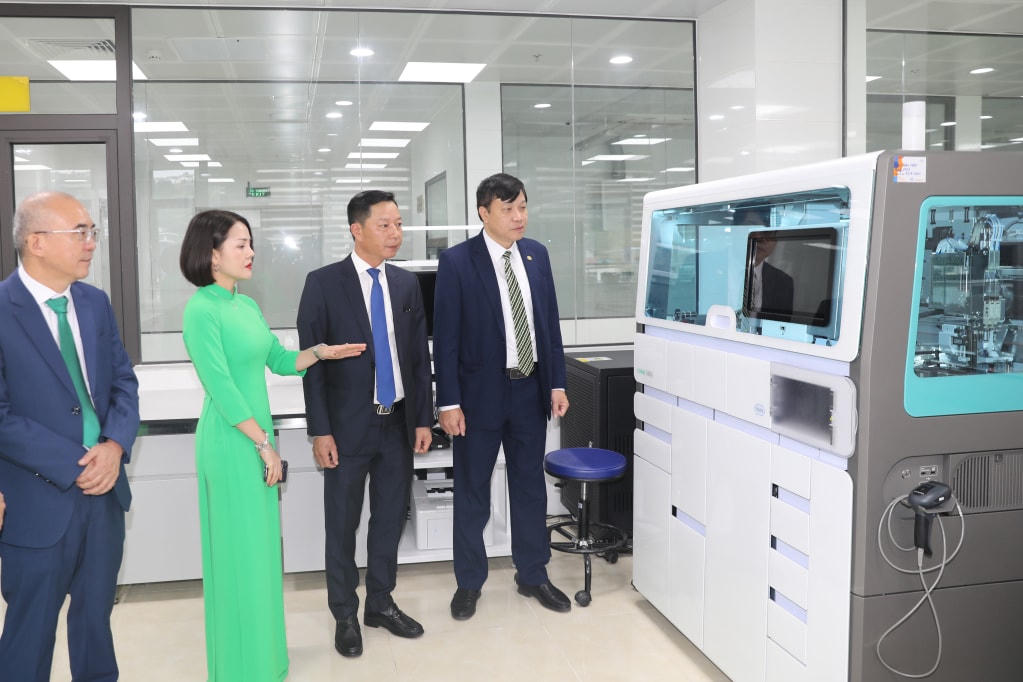 Các đại biểu tham quan cơ sở hạ tầng, thiết bị CDC mới.