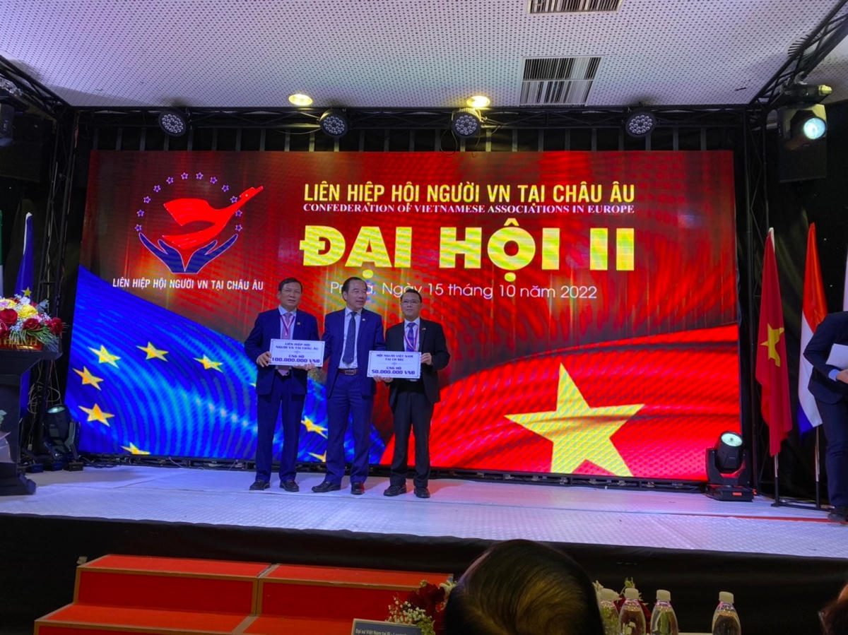 Phó Chủ tịch Ngô Sách Thực tiếp nhận ủng hộ Quỹ Vì người nghèo từ Liên Hiệp hội. 
