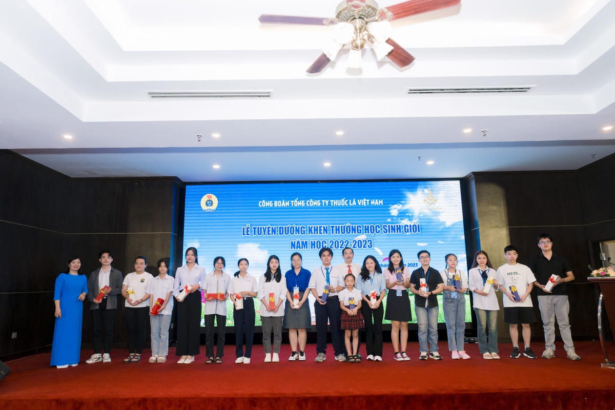 Ông Hồ Kỳ Quốc Hùng – Chủ tịch CĐTCT và bà Trần Hải Yến trao thưởng cho các cháu Học sinh giỏi