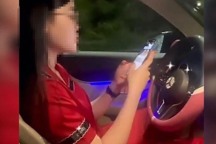 Hình ảnh nữ tài xế buông cả 2 tay khi lái xe bị tước bằng 2 tháng. (Ảnh cắt từ clip).